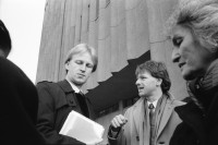 Image of sheet 19901080 photo 16: Ein Anwalt von Amnesty International vor dem Staatssicherheitsgericht mit Beat Schuler (m) und Lemantese Firtina (re) am Prozess gegen die angeklagten kurdischen Anwälte: Vedat Aydin, Ahmet Zeki Okçuoğlu, und Mustafa Oezer, Ankara 1990.