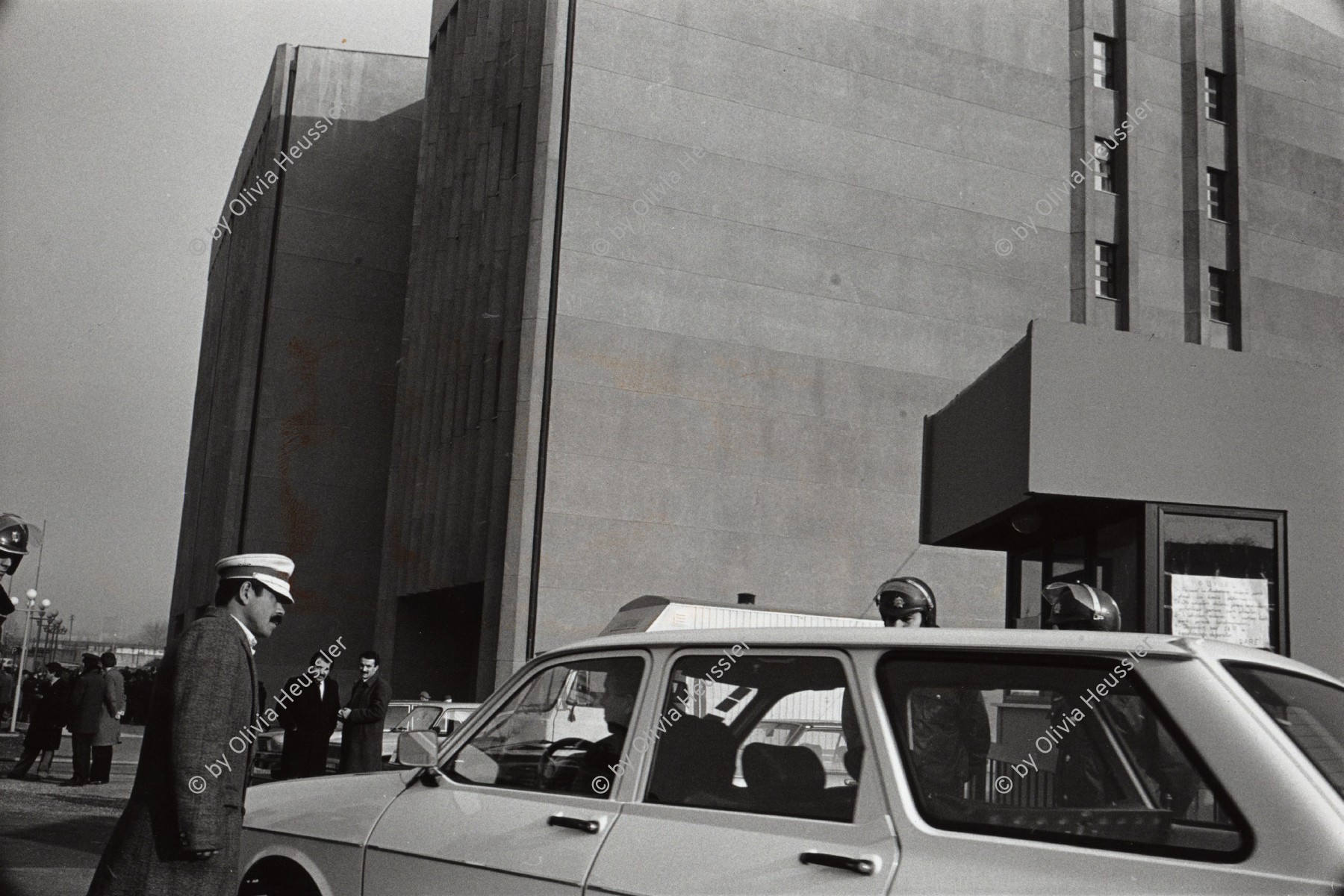 Image of sheet 19901080 photo 18: Polizei personen kontrolle vor dem Staatsgericht in Ankara. 12.90 Türkei

Civil security and policemen checking cardriver in front of the state court. Kurdish Turkey police secret service law trial 
Kurdish Turkey Kurds Ostanatolien Kurden 1990 √
© 1990, OLIVIA HEUSSLER / www.clic.li