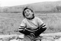 Image of sheet 19901080 photo 2: Die Tochter der getöteten 27 jährigen Kudret Filiz, im Weiler Dabulö bei Lice. Die Bäuerin Kudret nahm an einem Protest gegen die Vertreibung der Bauern teil und wurde von 'Jandarmas' erschossen.
The daughter of the killed 27-year-old farmer Kudret Filiz, in the hamlet Dabulö in Lice. The farmer Kudret took part in a protest against the eviction of peasants and was shot by 'Jandarmas'.
 
Türkei Kurdistan 12.90  Kurdish Turkey 1990 √ woman girl Mädchen kind
© Olivia Heussler