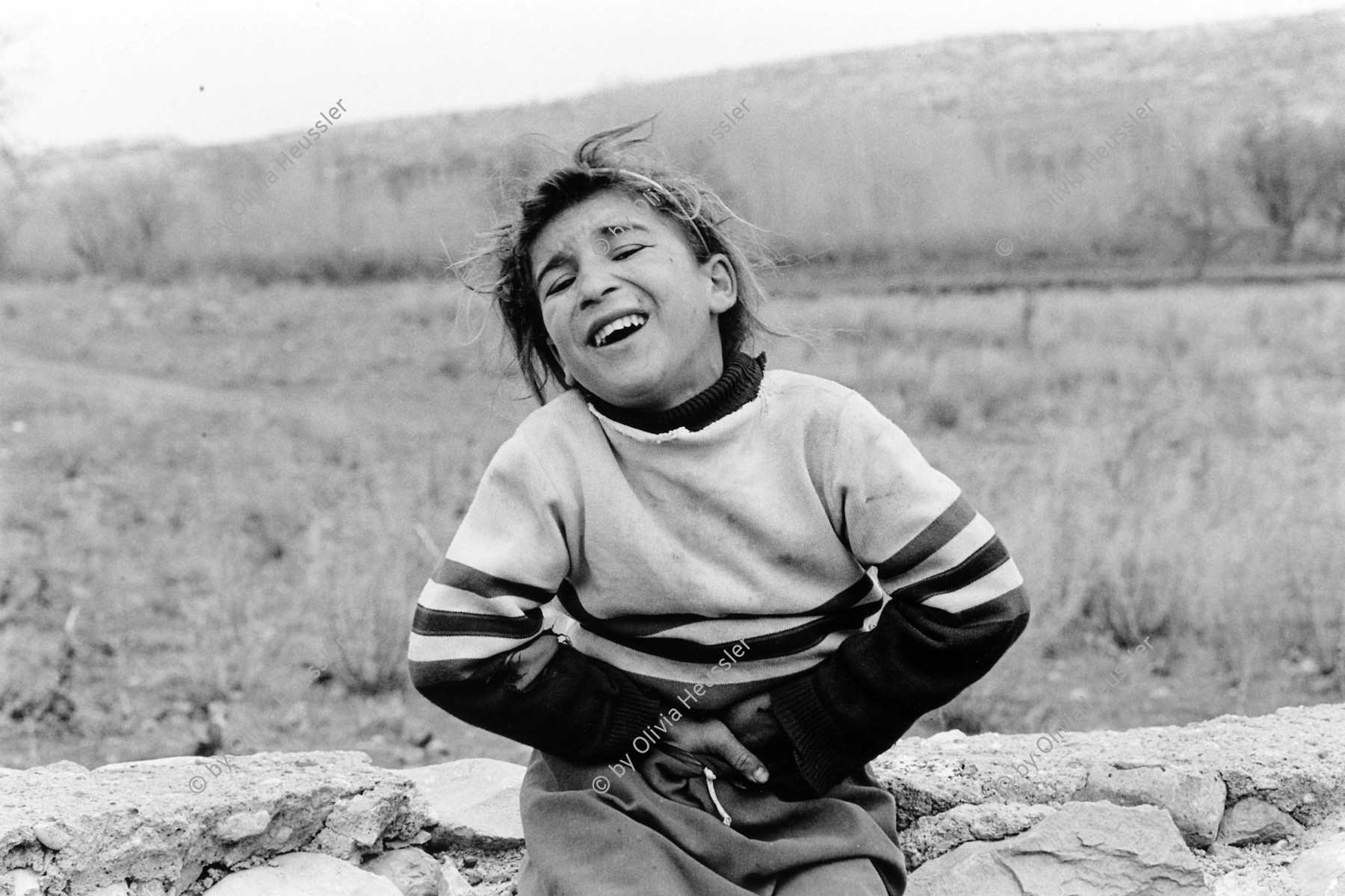 Image of sheet 19901080 photo 2: Die Tochter der getöteten 27 jährigen Kudret Filiz, im Weiler Dabulö bei Lice. Die Bäuerin Kudret nahm an einem Protest gegen die Vertreibung der Bauern teil und wurde von 'Jandarmas' erschossen.
The daughter of the killed 27-year-old farmer Kudret Filiz, in the hamlet Dabulö in Lice. The farmer Kudret took part in a protest against the eviction of peasants and was shot by 'Jandarmas'.
 
Türkei Kurdistan 12.90  Kurdish Turkey 1990 √ woman girl Mädchen kind
© Olivia Heussler