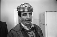 Image of sheet 19901080 photo 5: Salih ist der Leiter der iraqisch-kurdischen Flüchtlinge in Diyarbakir Türkei Kurdistan.Windjacken hängen zum Verkauf auf der Strasse. Diyarbakir.Türkei Kurdistan 12.90