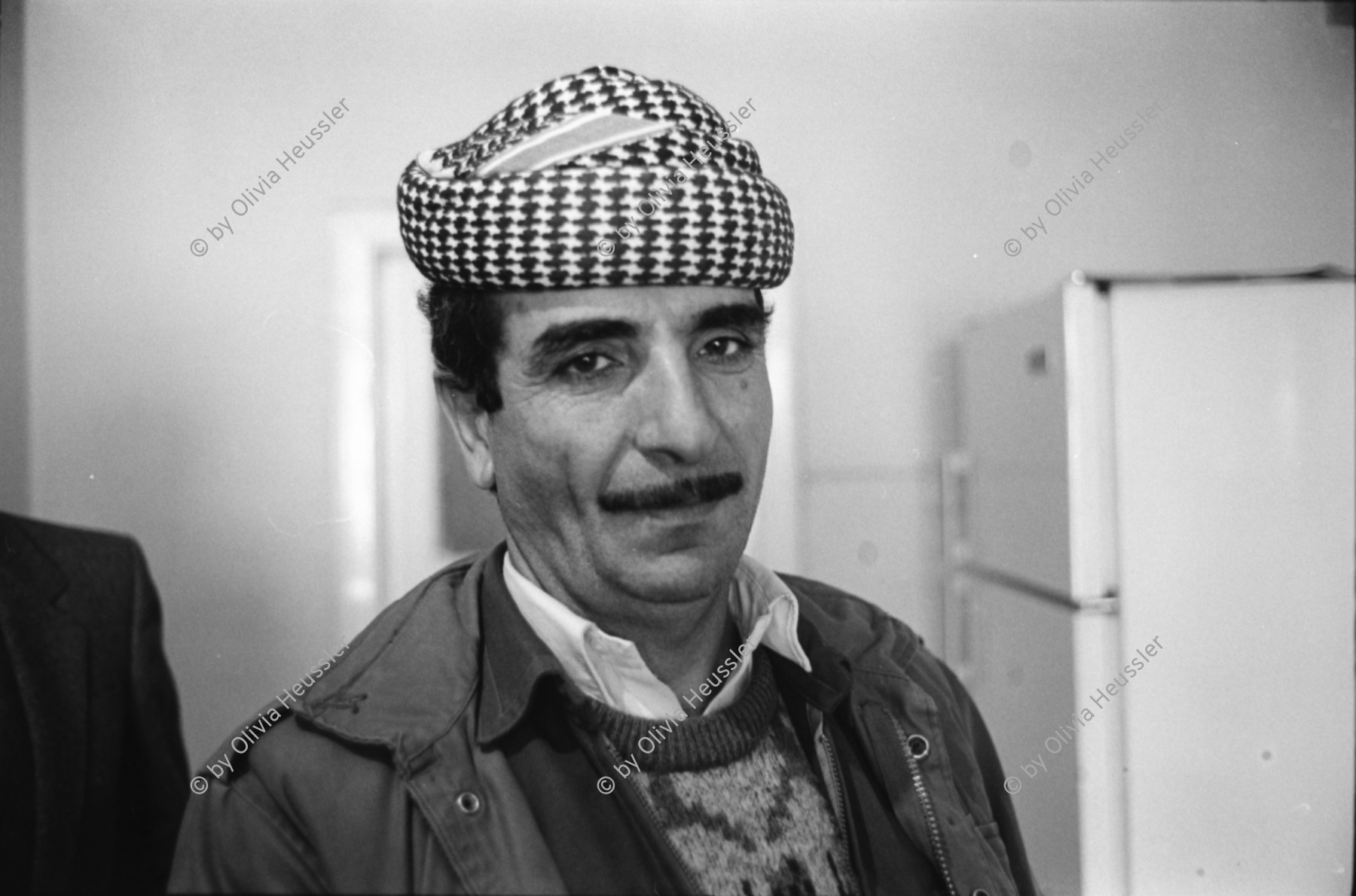 Image of sheet 19901080 photo 5: Salih ist der Leiter der iraqisch-kurdischen Flüchtlinge in Diyarbakir Türkei Kurdistan.Windjacken hängen zum Verkauf auf der Strasse. Diyarbakir.Türkei Kurdistan 12.90