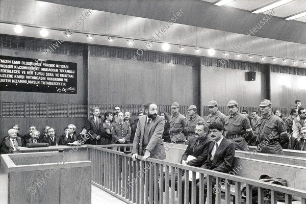 Image of sheet 19901090 photo 13: Staatssicherheitsgericht. Prozess gegen die angeklagten kurdischen Anwälte v.l.n.r. Vedat Aydin, Ahmet Zeki Okçuoğlu, und Mustafa Oezer während einem Prozess im Ankaraer Staatsgericht stehen vor dem Staatsrichter in der Anklagebank. Kurds Kurdish Turkey Ankara Dec. 1990 Türkei Kurd Kurds Human rights Kurden
Türkei Kurdische Ostanatolien
√