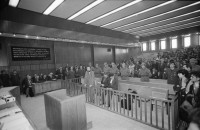 Image of sheet 19901090 photo 20: Staatssicherheitsgericht. Prozess gegen die kurdischen Anwälte: Vedat Aydin, Zeki Okçuoğlu und Mustafa Oezer.  Die angeklagten kurdischen Anwälte v.l.n.r. Vedat Aydin, Ahmet Zeki Okçuoğlu, und Mustafa Oezer während einem Prozess im Ankaraer Staatsgericht stehen vor dem Staatsrichter in der Anklagebank. Kurds Kurdish Turkey Ankara Dec. 1990 

Vor dem Eingang des Staatssicherheitsgericht.

Lissy Schmidt (am 3.4.94 im Irak umgebracht) a German freelance journalist who worked with Agence France-Presse and the German newspapers Frankfurter Rundschau and Der Tagesspiegel, and a friend were shot and killed when gunmen opened fire on their car outside the city of Sulaymaniyah in the Kurdish-controlled area of northern Iraq.-
Dort fotografierte ich den Staatsrichter, was er nicht mochte und protestierte. Eine junge Verteidigerin sprach für mich ein Plädoyer.
Nr. 36 Mustafa Oezer steht in der Anklagebank. 
Türkei Kurdische Ostanatolien √