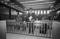 Image of sheet 19901090 photo 36: Staatssicherheitsgericht. Prozess gegen die kurdischen Anwälte: Vedat Aydin, Zeki Okçuoğlu und Mustafa Oezer.  Die angeklagten kurdischen Anwälte v.l.n.r. Vedat Aydin, Ahmet Zeki Okçuoğlu, und Mustafa Oezer während einem Prozess im Ankaraer Staatsgericht stehen vor dem Staatsrichter in der Anklagebank. Kurds Kurdish Turkey Ankara Dec. 1990 

Vor dem Eingang des Staatssicherheitsgericht.

Lissy Schmidt (am 3.4.94 im Irak umgebracht) a German freelance journalist who worked with Agence France-Presse and the German newspapers Frankfurter Rundschau and Der Tagesspiegel, and a friend were shot and killed when gunmen opened fire on their car outside the city of Sulaymaniyah in the Kurdish-controlled area of northern Iraq.-
Dort fotografierte ich den Staatsrichter, was er nicht mochte und protestierte. Eine junge Verteidigerin sprach für mich ein Plädoyer.
Nr. 36 Mustafa Oezer steht in der Anklagebank. 
Türkei Kurdische Ostanatolien √