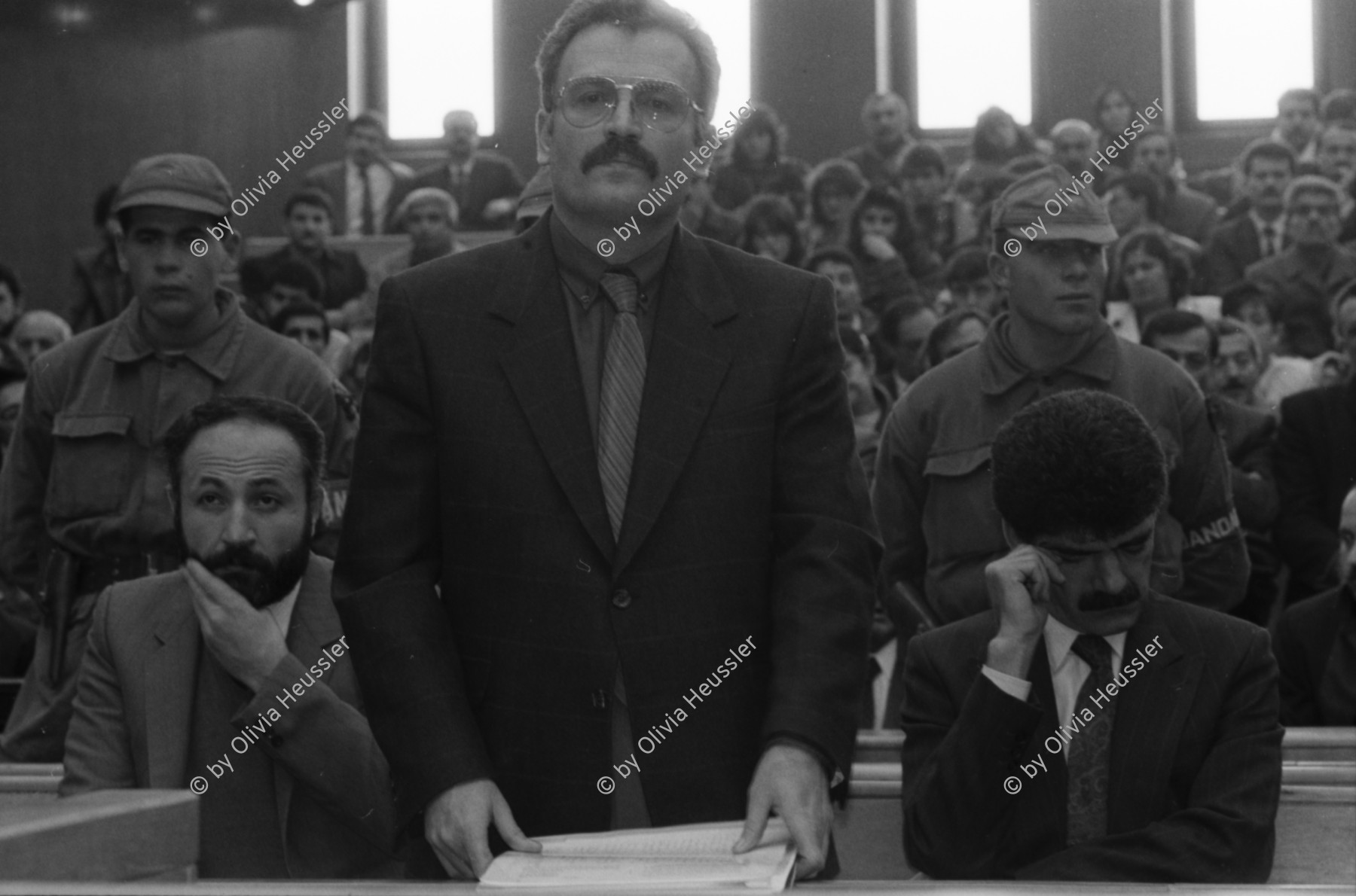 Image of sheet 19901100 photo 18: Die angeklagten kurdischen Anwälte v.l.n.r. Aydin, Okcuoglu und Oezer während einem Prozess  im Ankaraer Staatsgericht, 1990.
Okcuoglu ist 1999 einer der Verteidiger im Prozess gegen den Kurdenführer Oecalan. Ankara Türkei 12.90