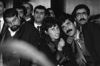 Image of sheet 19901100 photo 31: Während dem Prozess gegen die kurdischen Anwälte Vedat Aydin, Ahmet Zeki Okçuoğlu und Mustafa Oezer protestieren die Verteidiger Innen vehement gegen die Gerichtspraxis. Aydin wurde im Juli 91 von türkischen Todesschwadronen ermordet. Ankara, Türkei 12.90 Kurdish Turkey Kurds 1990 √ Kurden