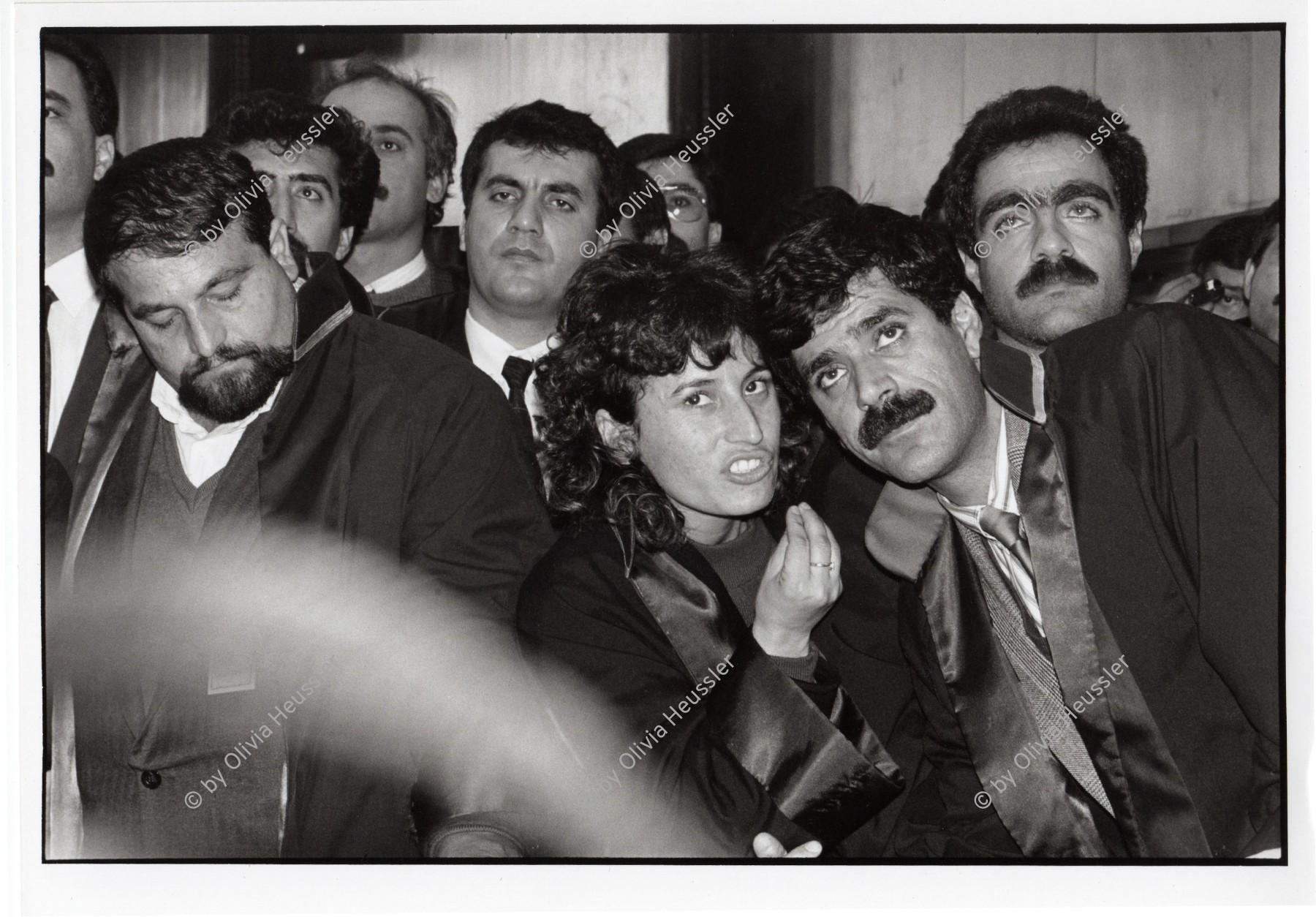 Image of sheet 19901100 photo 31: Während dem Prozess gegen die kurdischen Anwälte Vedat Aydin, Ahmet Zeki Okçuoğlu und Mustafa Oezer protestieren die Verteidiger Innen vehement gegen die Gerichtspraxis. Aydin wurde im Juli 91 von türkischen Todesschwadronen ermordet. Ankara, Türkei 12.90 Kurdish Turkey Kurds 1990 √ Kurden