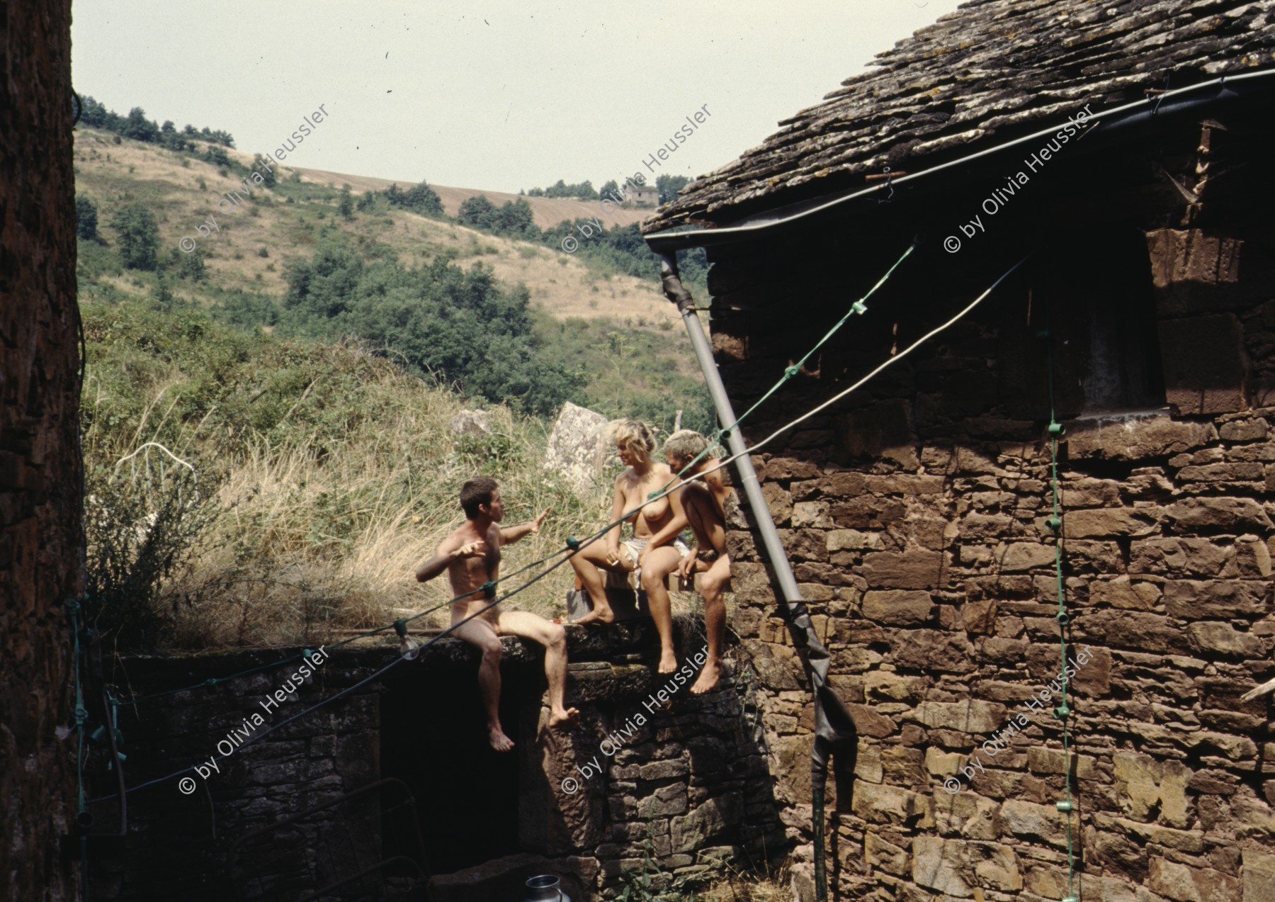 Image of sheet 19903000 photo 25: Aussteiger treffen sich unbekleidet in der autonomen Landwirtschafts Komune in Frayssinous am 8. August 1990 Aveyron. Frankreich.

19903000 25
nackt; Koerper; Jung; Menschen; Hippies; Aussteiger; Landwirtschaft; Kooperative; Frayssinous; 1990; France; unbekleidet

{