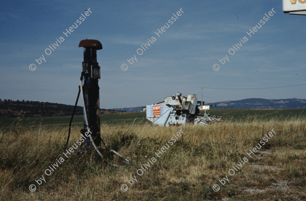 Image of sheet 19903000 photo 58: Von Gras ueberwucherter leerer Fernseh Monitor liegt auf der Erde. 1990 im St. Affrique, Aveyron. Frankreich.

19903000 04
TV; Fernseher; Monitor; Gras; Erde; Medien; kaputt; zerstoert; defekt; leer; Rahmen

{