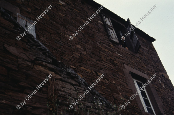 Image of sheet 19903000 photo 71: Von Gras ueberwucherter leerer Fernseh Monitor liegt auf der Erde. 1990 im St. Affrique, Aveyron. Frankreich.

19903000 04
TV; Fernseher; Monitor; Gras; Erde; Medien; kaputt; zerstoert; defekt; leer; Rahmen

{