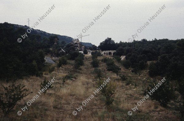 Image of sheet 19903000 photo 76: Von Gras ueberwucherter leerer Fernseh Monitor liegt auf der Erde. 1990 im St. Affrique, Aveyron. Frankreich.

19903000 04
TV; Fernseher; Monitor; Gras; Erde; Medien; kaputt; zerstoert; defekt; leer; Rahmen

{