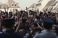 Image of sheet 19903002 photo 10: Illiescus vor Polizisten  in Brasov am 17. Mai 1990. Flowers in front of the policemen, from the fanatical part of the electoral rally of Iliescu.  

Protest; Blumen; Frauen; Polizei; Beamte; Maenner; Uniform; Brasov; Wahlen; 
Exhibition Bildbruchbild