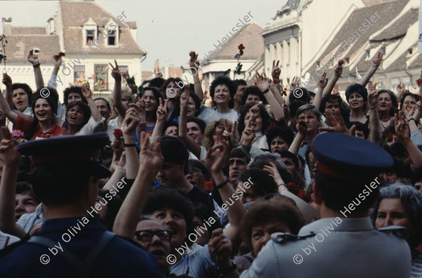 Image of sheet 19903002 photo 10: Illiescus vor Polizisten  in Brasov am 17. Mai 1990. Flowers in front of the policemen, from the fanatical part of the electoral rally of Iliescu.  

Protest; Blumen; Frauen; Polizei; Beamte; Maenner; Uniform; Brasov; Wahlen; 
Exhibition Bildbruchbild