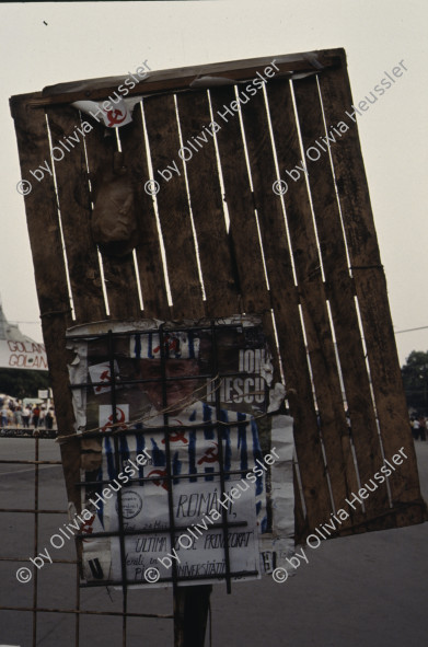 Image of sheet 19903002 photo 101: Illiescus vor Polizisten  in Brasov am 17. Mai 1990. Flowers in front of the policemen, from the fanatical part of the electoral rally of Iliescu.  

Protest; Blumen; Frauen; Polizei; Beamte; Maenner; Uniform; Brasov; Wahlen; 
Exhibition Bildbruchbild