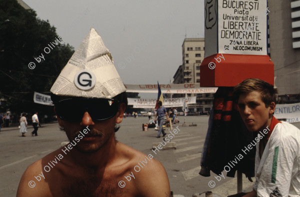 Image of sheet 19903002 photo 102: Illiescus vor Polizisten  in Brasov am 17. Mai 1990. Flowers in front of the policemen, from the fanatical part of the electoral rally of Iliescu.  

Protest; Blumen; Frauen; Polizei; Beamte; Maenner; Uniform; Brasov; Wahlen; 
Exhibition Bildbruchbild