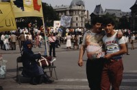 Image of sheet 19903002 photo 103: Illiescus vor Polizisten  in Brasov am 17. Mai 1990. Flowers in front of the policemen, from the fanatical part of the electoral rally of Iliescu.  

Protest; Blumen; Frauen; Polizei; Beamte; Maenner; Uniform; Brasov; Wahlen; 
Exhibition Bildbruchbild