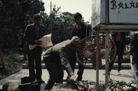 Image of sheet 19903002 photo 106: Illiescus vor Polizisten  in Brasov am 17. Mai 1990. Flowers in front of the policemen, from the fanatical part of the electoral rally of Iliescu.  

Protest; Blumen; Frauen; Polizei; Beamte; Maenner; Uniform; Brasov; Wahlen; 
Exhibition Bildbruchbild