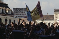 Image of sheet 19903002 photo 11: Illiescus vor Polizisten  in Brasov am 17. Mai 1990. Flowers in front of the policemen, from the fanatical part of the electoral rally of Iliescu.  

Protest; Blumen; Frauen; Polizei; Beamte; Maenner; Uniform; Brasov; Wahlen; 
Exhibition Bildbruchbild