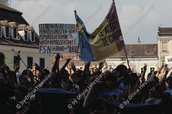 Image of sheet 19903002 photo 11: Illiescus vor Polizisten  in Brasov am 17. Mai 1990. Flowers in front of the policemen, from the fanatical part of the electoral rally of Iliescu.  

Protest; Blumen; Frauen; Polizei; Beamte; Maenner; Uniform; Brasov; Wahlen; 
Exhibition Bildbruchbild