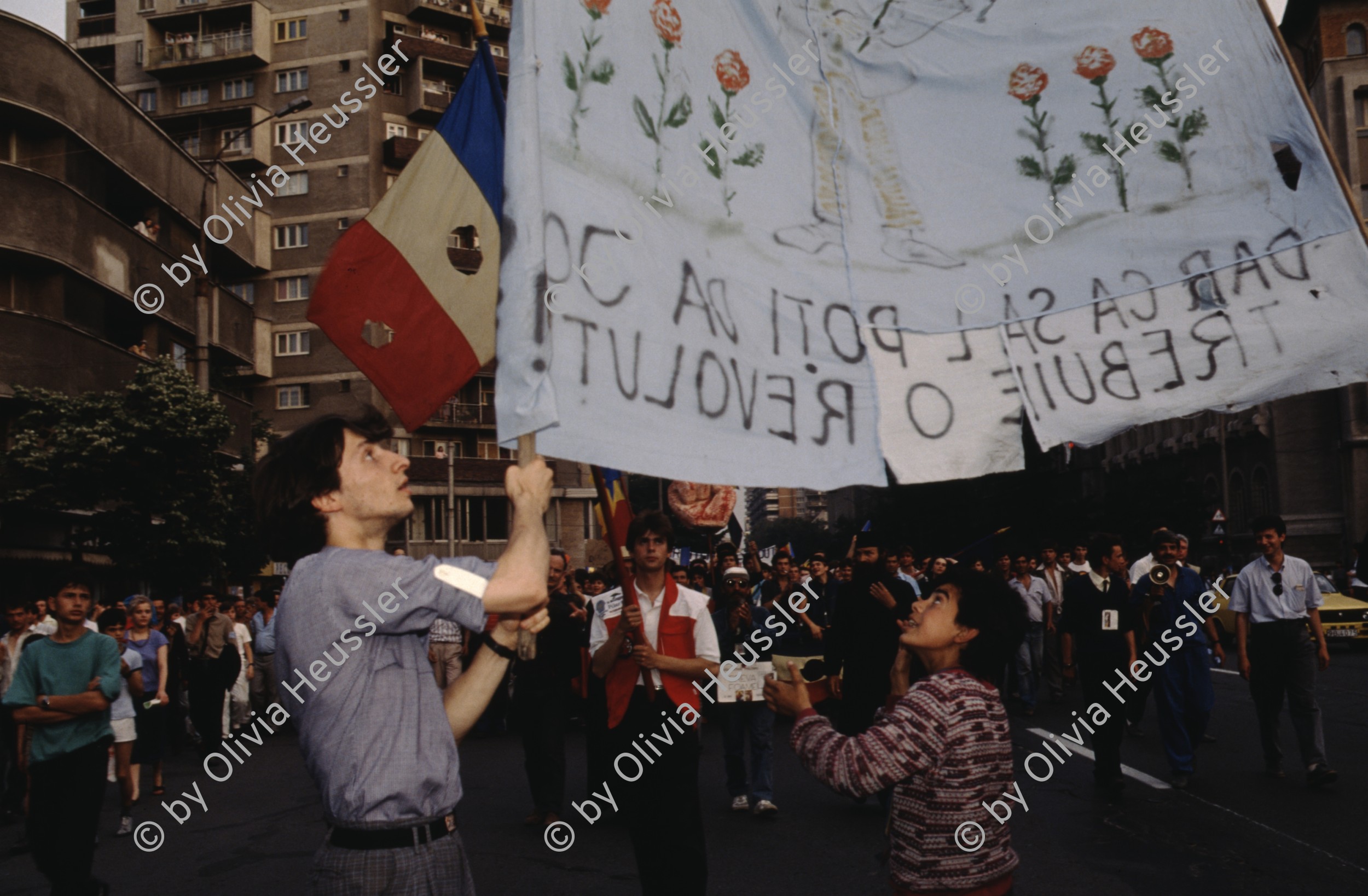 Image of sheet 19903002 photo 111: Illiescus vor Polizisten  in Brasov am 17. Mai 1990. Flowers in front of the policemen, from the fanatical part of the electoral rally of Iliescu.  

Protest; Blumen; Frauen; Polizei; Beamte; Maenner; Uniform; Brasov; Wahlen; 
Exhibition Bildbruchbild