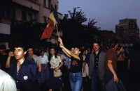 Image of sheet 19903002 photo 116: Illiescus vor Polizisten  in Brasov am 17. Mai 1990. Flowers in front of the policemen, from the fanatical part of the electoral rally of Iliescu.  

Protest; Blumen; Frauen; Polizei; Beamte; Maenner; Uniform; Brasov; Wahlen; 
Exhibition Bildbruchbild
