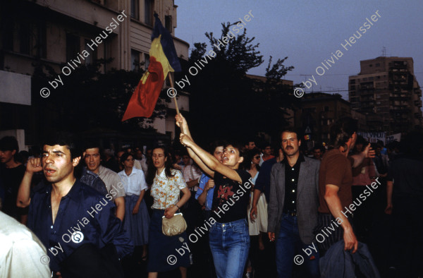 Image of sheet 19903002 photo 116: Illiescus vor Polizisten  in Brasov am 17. Mai 1990. Flowers in front of the policemen, from the fanatical part of the electoral rally of Iliescu.  

Protest; Blumen; Frauen; Polizei; Beamte; Maenner; Uniform; Brasov; Wahlen; 
Exhibition Bildbruchbild