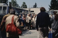 Image of sheet 19903002 photo 119: Illiescus vor Polizisten  in Brasov am 17. Mai 1990. Flowers in front of the policemen, from the fanatical part of the electoral rally of Iliescu.  

Protest; Blumen; Frauen; Polizei; Beamte; Maenner; Uniform; Brasov; Wahlen; 
Exhibition Bildbruchbild