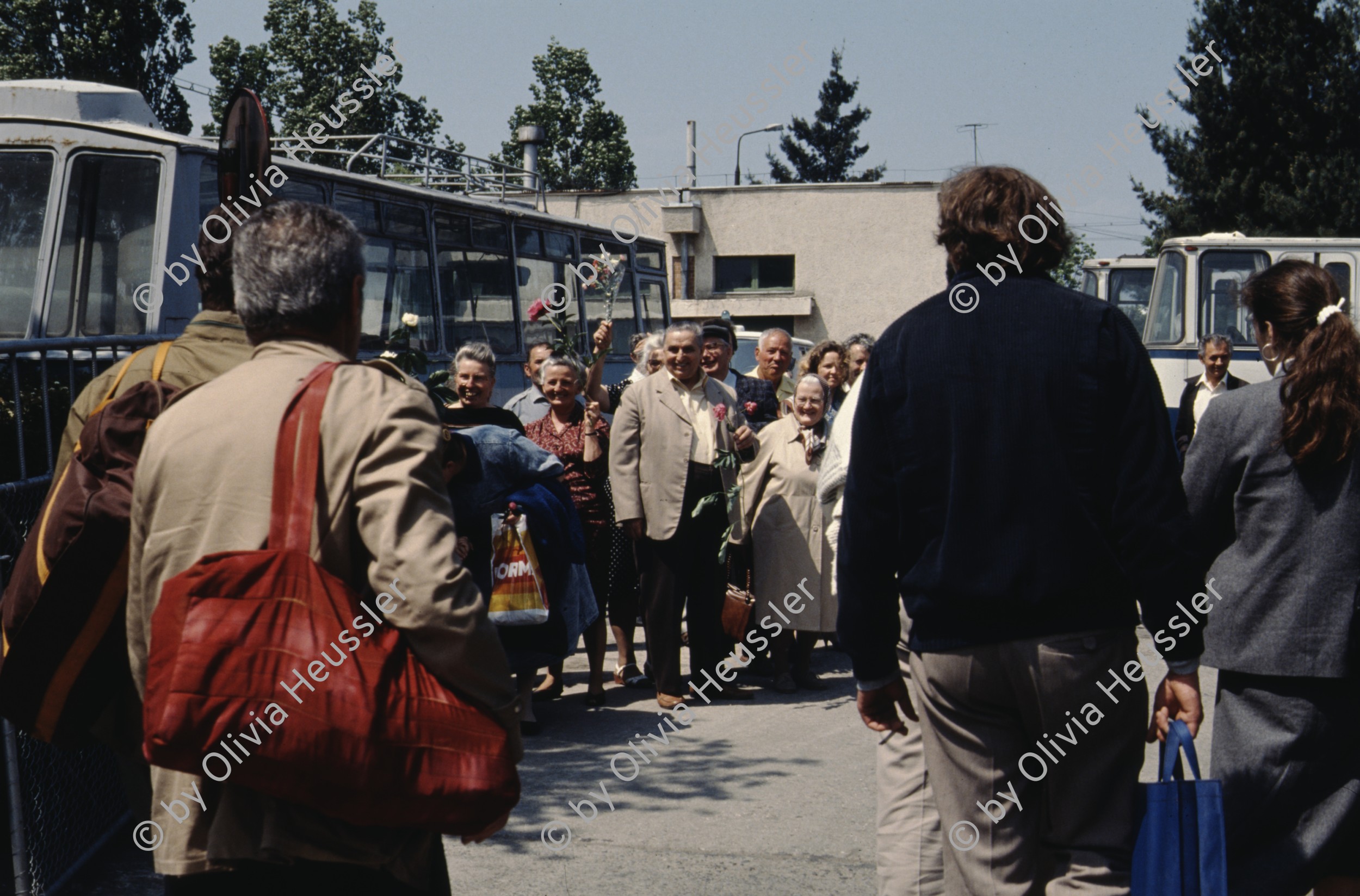 Image of sheet 19903002 photo 119: Illiescus vor Polizisten  in Brasov am 17. Mai 1990. Flowers in front of the policemen, from the fanatical part of the electoral rally of Iliescu.  

Protest; Blumen; Frauen; Polizei; Beamte; Maenner; Uniform; Brasov; Wahlen; 
Exhibition Bildbruchbild
