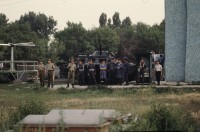Image of sheet 19903002 photo 120: Angehörige des FSN (Frontul Salvari National) demonstrieren mit Blumen für die Unterstuetzung Ion Illiescus, Brasov Rumaenien, 1990.

Flowers in front of the policemen, from the fanatical part of the electoral rally of Iliescu.