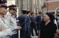 Image of sheet 19903002 photo 129: Angehörige des FSN (Frontul Salvari National) demonstrieren mit Blumen für die Unterstuetzung Ion Illiescus, Brasov Rumaenien, 1990.

Flowers in front of the policemen, from the fanatical part of the electoral rally of Iliescu.
