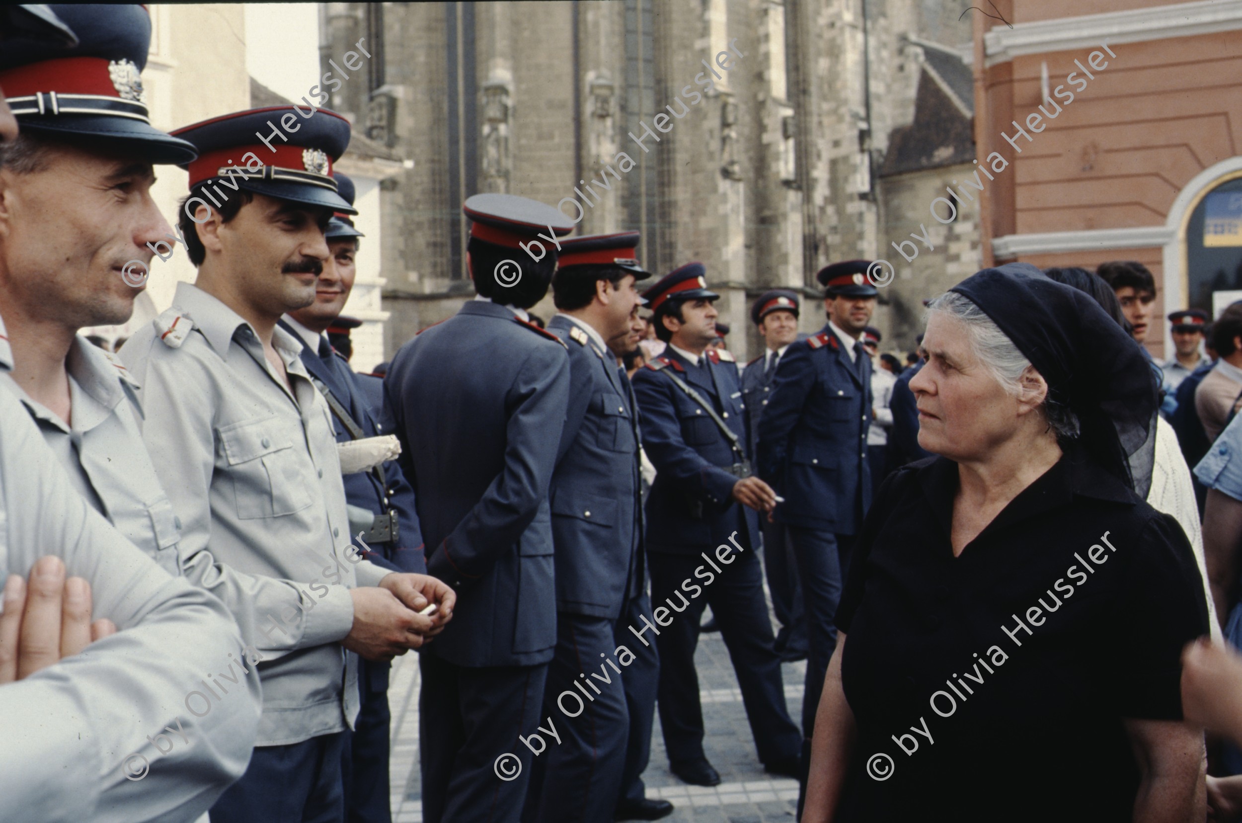 Image of sheet 19903002 photo 129: Angehörige des FSN (Frontul Salvari National) demonstrieren mit Blumen für die Unterstuetzung Ion Illiescus, Brasov Rumaenien, 1990.

Flowers in front of the policemen, from the fanatical part of the electoral rally of Iliescu.