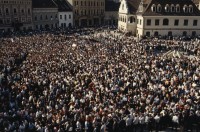 Image of sheet 19903002 photo 131: Illiescus vor Polizisten  in Brasov am 17. Mai 1990. Flowers in front of the policemen, from the fanatical part of the electoral rally of Iliescu.  

Protest; Blumen; Frauen; Polizei; Beamte; Maenner; Uniform; Brasov; Wahlen; 
Exhibition Bildbruchbild