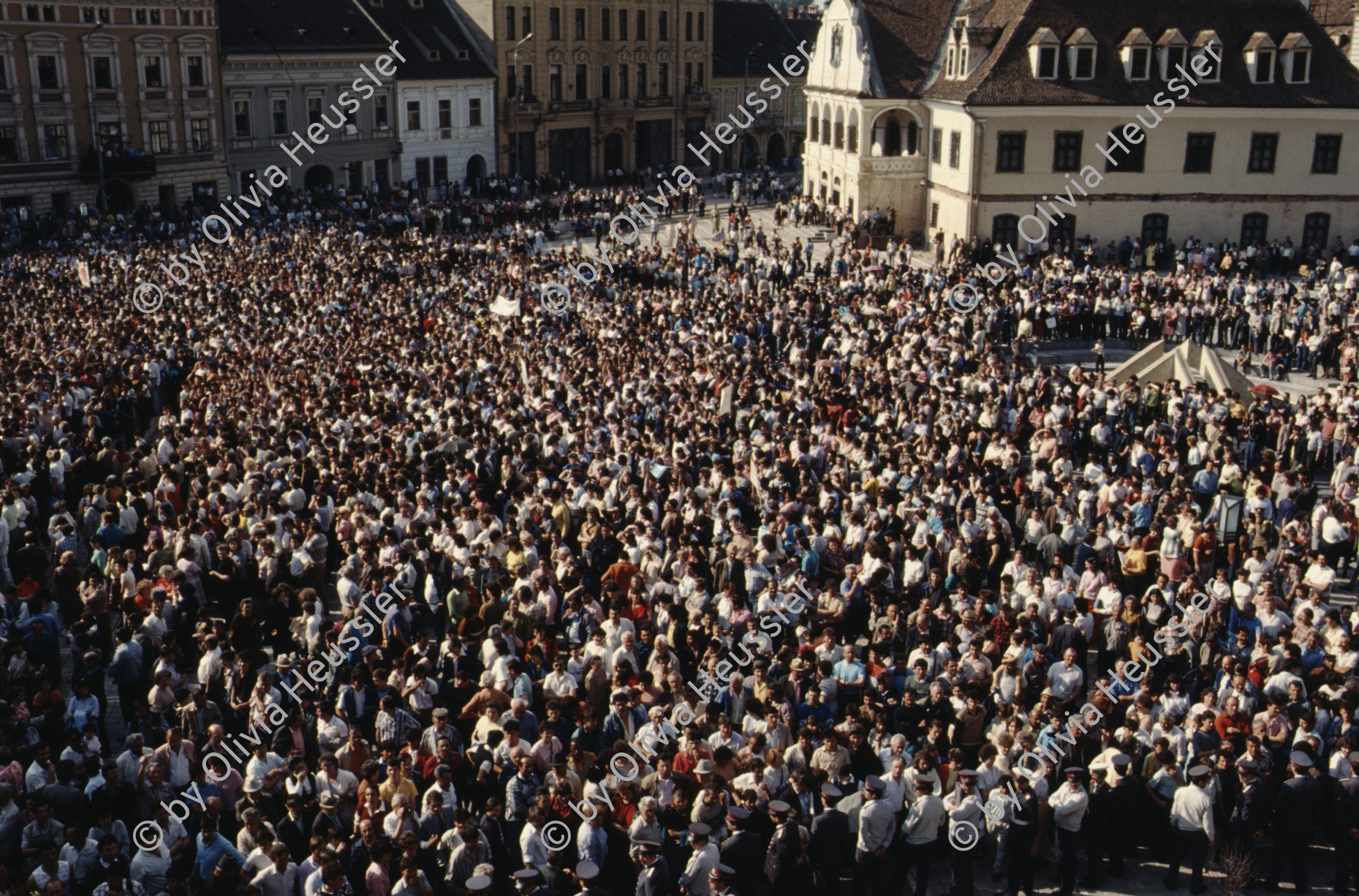 Image of sheet 19903002 photo 131: Illiescus vor Polizisten  in Brasov am 17. Mai 1990. Flowers in front of the policemen, from the fanatical part of the electoral rally of Iliescu.  

Protest; Blumen; Frauen; Polizei; Beamte; Maenner; Uniform; Brasov; Wahlen; 
Exhibition Bildbruchbild