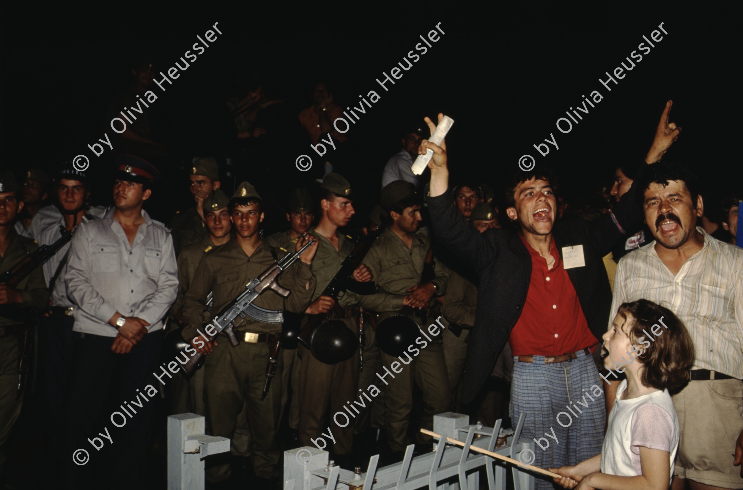 Image of sheet 19903002 photo 134: Illiescus vor Polizisten  in Brasov am 17. Mai 1990. Flowers in front of the policemen, from the fanatical part of the electoral rally of Iliescu.  

Protest; Blumen; Frauen; Polizei; Beamte; Maenner; Uniform; Brasov; Wahlen; 
Exhibition Bildbruchbild
