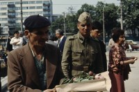 Image of sheet 19903002 photo 141: Illiescus vor Polizisten  in Brasov am 17. Mai 1990. Flowers in front of the policemen, from the fanatical part of the electoral rally of Iliescu.  

Protest; Blumen; Frauen; Polizei; Beamte; Maenner; Uniform; Brasov; Wahlen; 
Exhibition Bildbruchbild