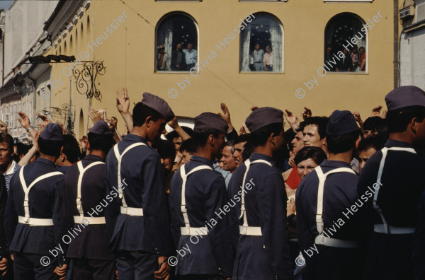 Image of sheet 19903002 photo 144: Illiescus vor Polizisten  in Brasov am 17. Mai 1990. Flowers in front of the policemen, from the fanatical part of the electoral rally of Iliescu.  

Protest; Blumen; Frauen; Polizei; Beamte; Maenner; Uniform; Brasov; Wahlen; 
Exhibition Bildbruchbild