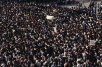 Image of sheet 19903002 photo 145: Illiescus vor Polizisten  in Brasov am 17. Mai 1990. Flowers in front of the policemen, from the fanatical part of the electoral rally of Iliescu.  

Protest; Blumen; Frauen; Polizei; Beamte; Maenner; Uniform; Brasov; Wahlen; 
Exhibition Bildbruchbild
