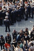 Image of sheet 19903002 photo 146: Illiescus vor Polizisten  in Brasov am 17. Mai 1990. Flowers in front of the policemen, from the fanatical part of the electoral rally of Iliescu.  

Protest; Blumen; Frauen; Polizei; Beamte; Maenner; Uniform; Brasov; Wahlen; 
Exhibition Bildbruchbild