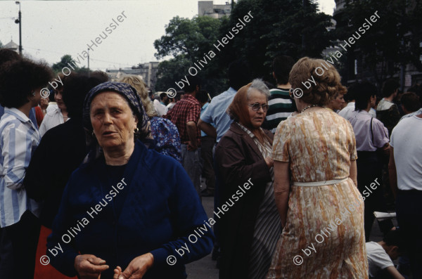 Image of sheet 19903002 photo 155: Illiescus vor Polizisten  in Brasov am 17. Mai 1990. Flowers in front of the policemen, from the fanatical part of the electoral rally of Iliescu.  

Protest; Blumen; Frauen; Polizei; Beamte; Maenner; Uniform; Brasov; Wahlen; 
Exhibition Bildbruchbild