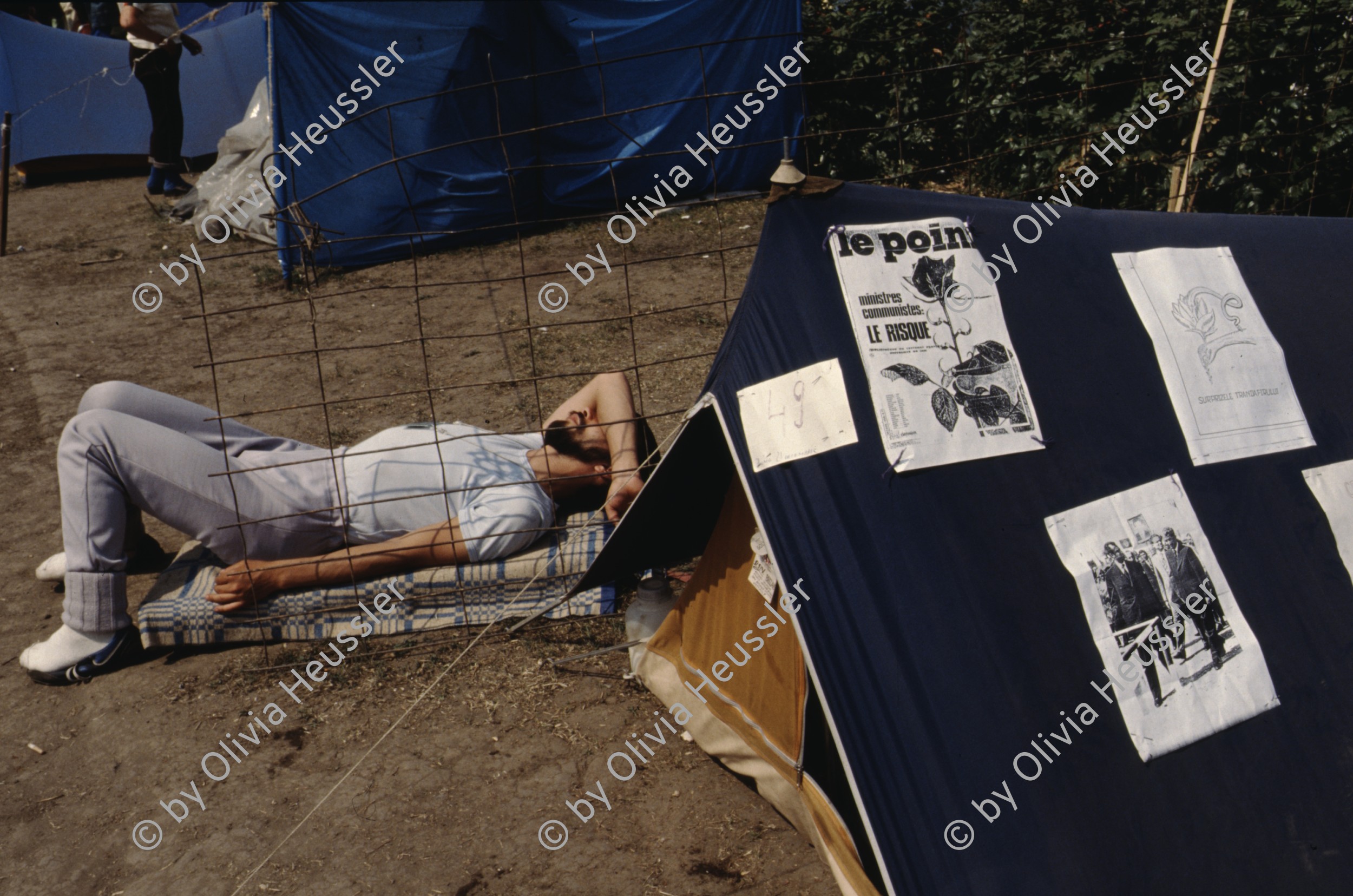 Image of sheet 19903002 photo 161: Julian Mihai (2.v.r.) ist Vorsitzender einer Roma partei, Sibiu, Rumaenien 1990. 
Ilie Mihai 2.nd from right, chief of one of the Gypsyes Parties in Rumania, and his family in front of their house. Europa