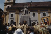 Image of sheet 19903002 photo 165: Julian Mihai (2.v.r.) ist Vorsitzender einer Roma partei, Sibiu, Rumaenien 1990. 
Ilie Mihai 2.nd from right, chief of one of the Gypsyes Parties in Rumania, and his family in front of their house. Europa
