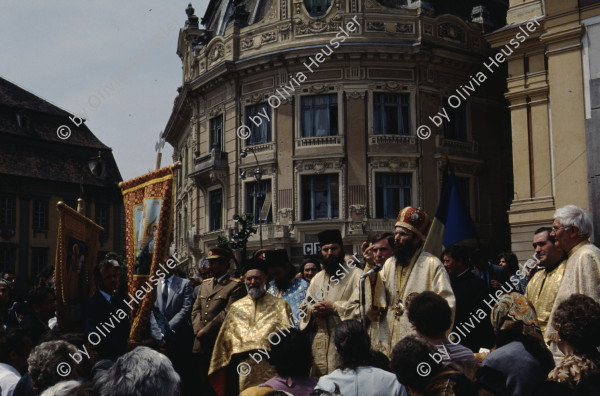 Image of sheet 19903002 photo 166: Julian Mihai (2.v.r.) ist Vorsitzender einer Roma partei, Sibiu, Rumaenien 1990. 
Ilie Mihai 2.nd from right, chief of one of the Gypsyes Parties in Rumania, and his family in front of their house. Europa