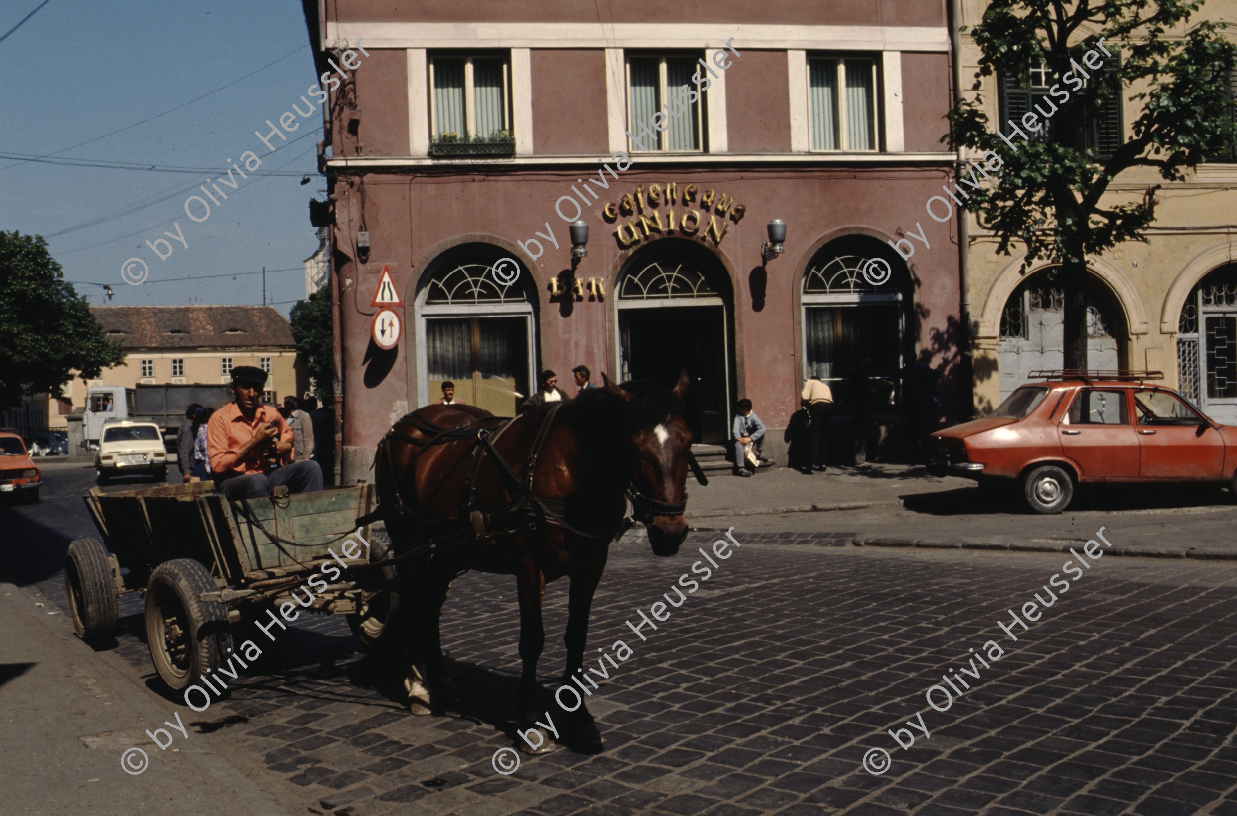 Image of sheet 19903002 photo 167: Julian Mihai (2.v.r.) ist Vorsitzender einer Roma partei, Sibiu, Rumaenien 1990. 
Ilie Mihai 2.nd from right, chief of one of the Gypsyes Parties in Rumania, and his family in front of their house. Europa
