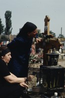 Image of sheet 19903002 photo 22: Angehörige des FSN (Frontul Salvari National) demonstrieren mit Blumen für die Unterstuetzung Ion Illiescus vor Polizisten  in Brasov am 17. Mai 1990. Rumaenien, Europa. // Flowers in front of the policemen, from the fanatical part of the electoral rally of Iliescu.  

19903002 12
Protest; Blumen; Frauen; Polizei; Beamte; Maenner; Uniform; Brasov; Wahlen; Iliescu; Demonstration
Rom Partei Wahlen Romanes
Zigeuner