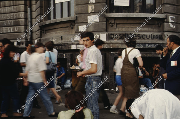 Image of sheet 19903002 photo 25: Angehörige des FSN (Frontul Salvari National) demonstrieren mit Blumen für die Unterstuetzung Ion Illiescus vor Polizisten  in Brasov am 17. Mai 1990. Rumaenien, Europa. // Flowers in front of the policemen, from the fanatical part of the electoral rally of Iliescu.  

19903002 12
Protest; Blumen; Frauen; Polizei; Beamte; Maenner; Uniform; Brasov; Wahlen; Iliescu; Demonstration
Rom Partei Wahlen Romanes
Zigeuner