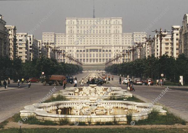 Image of sheet 19903002 photo 27: Parlamentspalast von Ceaușescu erbaut, Bukarest, Rumaenien 1990.


Architektur; Haus; Parliament; Parlament; Palast; Ceaușescu; Regierung; Politik; Fuehrer; Partei