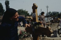 Image of sheet 19903002 photo 28: Angehörige des FSN (Frontul Salvari National) demonstrieren mit Blumen für die Unterstuetzung Ion Illiescus vor Polizisten  in Brasov am 17. Mai 1990. Rumaenien, Europa. // Flowers in front of the policemen, from the fanatical part of the electoral rally of Iliescu.  

19903002 12
Protest; Blumen; Frauen; Polizei; Beamte; Maenner; Uniform; Brasov; Wahlen; Iliescu; Demonstration
Rom Partei Wahlen Romanes
Zigeuner