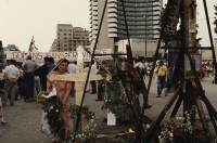 Image of sheet 19903002 photo 33: Angehörige des FSN (Frontul Salvari National) demonstrieren mit Blumen für die Unterstuetzung Ion Illiescus vor Polizisten  in Brasov am 17. Mai 1990. Rumaenien, Europa. // Flowers in front of the policemen, from the fanatical part of the electoral rally of Iliescu.  

19903002 12
Protest; Blumen; Frauen; Polizei; Beamte; Maenner; Uniform; Brasov; Wahlen; Iliescu; Demonstration
Rom Partei Wahlen Romanes
Zigeuner