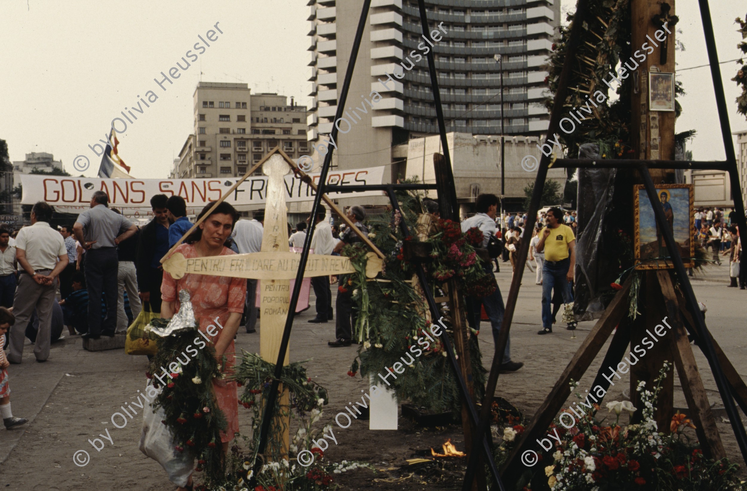 Image of sheet 19903002 photo 33: Angehörige des FSN (Frontul Salvari National) demonstrieren mit Blumen für die Unterstuetzung Ion Illiescus vor Polizisten  in Brasov am 17. Mai 1990. Rumaenien, Europa. // Flowers in front of the policemen, from the fanatical part of the electoral rally of Iliescu.  

19903002 12
Protest; Blumen; Frauen; Polizei; Beamte; Maenner; Uniform; Brasov; Wahlen; Iliescu; Demonstration
Rom Partei Wahlen Romanes
Zigeuner